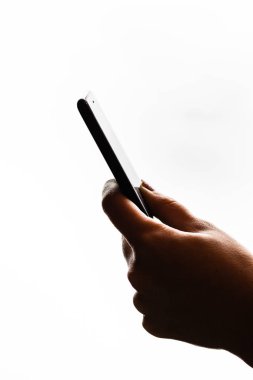 Elinde siyah bir akıllı telefon tutan bir kadın. Genç kız. 