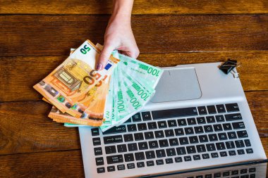 Tahta masadaki farklı nesneler. Modern ahşap ofis masası!