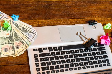 Tahta masadaki farklı nesneler. Modern ahşap ofis masası!