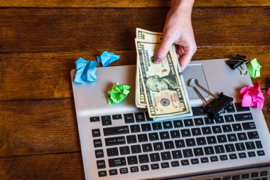 Tahta masadaki farklı nesneler. Modern ahşap ofis masası!