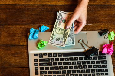 Tahta masadaki farklı nesneler. Modern ahşap ofis masası!