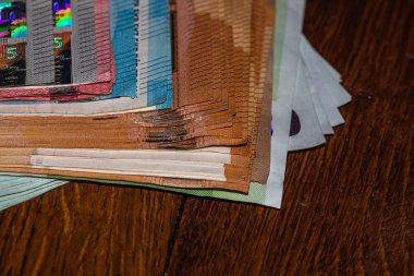 Avro banknotları izole. Avro parası yığını. Fotoğrafı kapat..