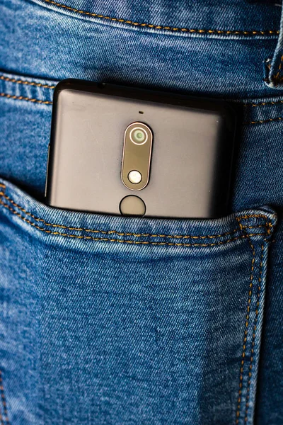Feche o smartphone no bolso traseiro da calça. Negócios e moda c — Fotografia de Stock