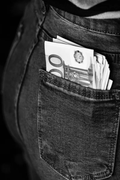 Los billetes se cierran, el dinero en el bolsillo de un vaquero. EURO sobresalen de t —  Fotos de Stock