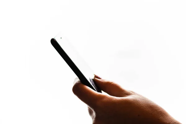 Mão de mulher segurando um smartphone preto na mão. Adolescente menina — Fotografia de Stock