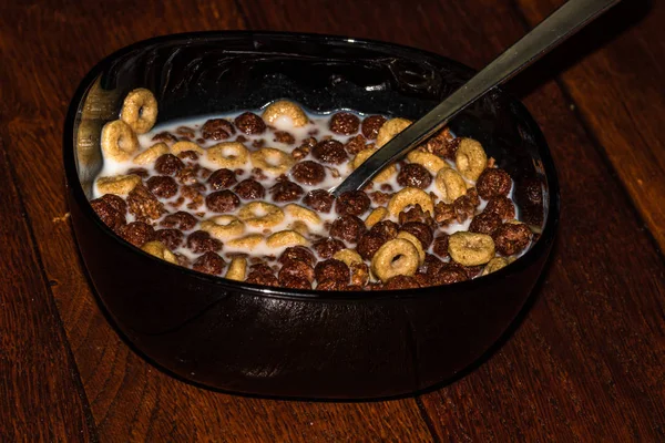 Breakfast bowl with chocolate cereals, close up. Healty breakfas — Stock Photo, Image