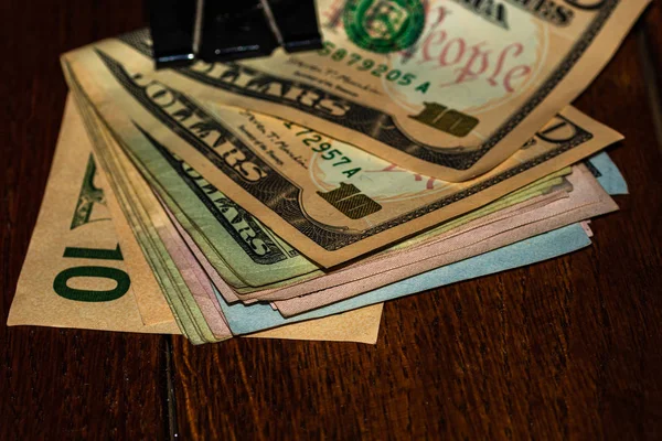 Χρήματα στο τραπέζι, δολάρια στο τραπέζι. Επιχειρηματική έννοια — Φωτογραφία Αρχείου