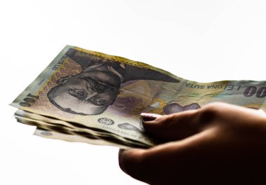 Kadın eli rüşvet gibi para veriyor ya da beyaz torbaya izole edilmiş bahşişler.