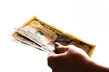 Kadın eli rüşvet gibi para veriyor ya da beyaz torbaya izole edilmiş bahşişler.