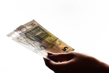Kadın eli rüşvet gibi para veriyor ya da beyaz torbaya izole edilmiş bahşişler.