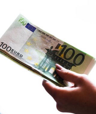 Kadın eli rüşvet gibi para veriyor ya da beyaz torbaya izole edilmiş bahşişler.