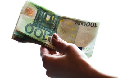 Kadın eli rüşvet gibi para veriyor ya da beyaz torbaya izole edilmiş bahşişler.