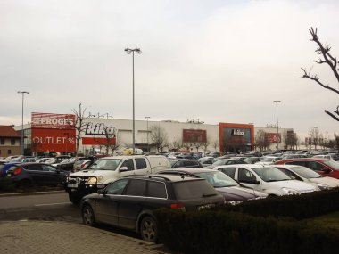 Bükreş 'teki alışveriş merkezinde park edilmiş arabalar, dolu otopark.