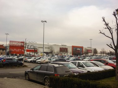 Bükreş 'teki alışveriş merkezinde park edilmiş arabalar, dolu otopark.