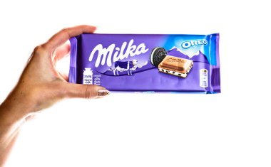 Milka Alpine Sütlü Çikolata. Stüdyo fotoğrafı, Milka tutan kadın. 