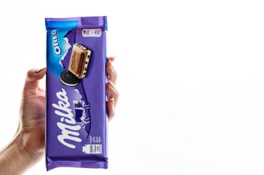 Milka Alpine Sütlü Çikolata. Stüdyo fotoğrafı, Milka tutan kadın. 