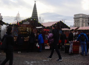 Büyük bir Noel ağacı süsledim, ışıklar, dekorasyon, sıcak şarap, ho