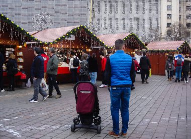 Büyük bir Noel ağacı süsledim, ışıklar, dekorasyon, sıcak şarap, ho