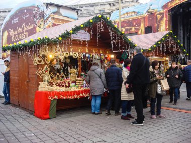Büyük bir Noel ağacı süsledim, ışıklar, dekorasyon, sıcak şarap, ho