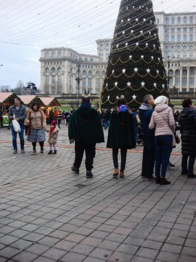 Büyük bir Noel ağacı süsledim, ışıklar, dekorasyon, sıcak şarap, ho