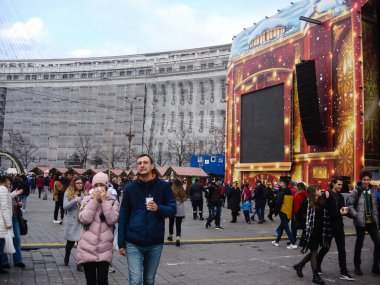 Büyük bir Noel ağacı süsledim, ışıklar, dekorasyon, sıcak şarap, ho