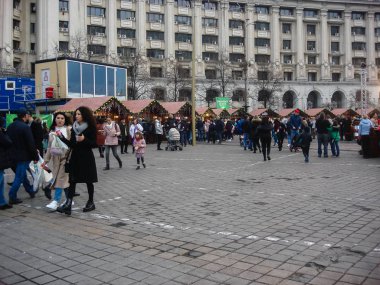 Büyük bir Noel ağacı süsledim, ışıklar, dekorasyon, sıcak şarap, ho