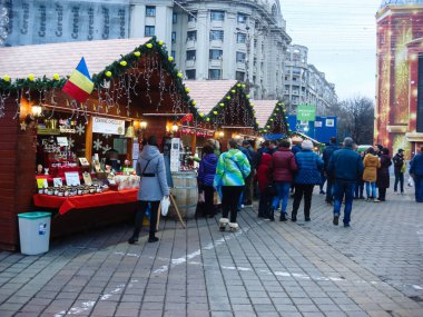 Büyük bir Noel ağacı süsledim, ışıklar, dekorasyon, sıcak şarap, ho