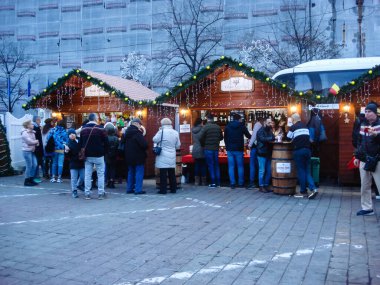 Büyük bir Noel ağacı süsledim, ışıklar, dekorasyon, sıcak şarap, ho
