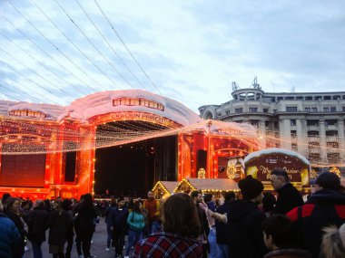 Büyük bir Noel ağacı süsledim, ışıklar, dekorasyon, sıcak şarap, ho