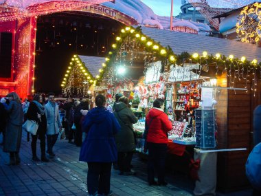 Büyük bir Noel ağacı süsledim, ışıklar, dekorasyon, sıcak şarap, ho