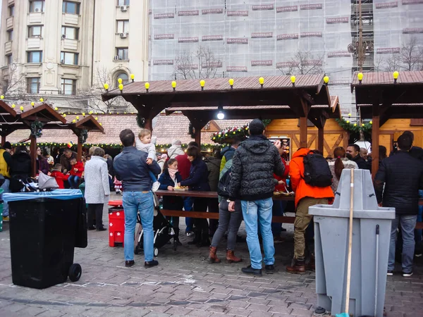 Ozdobione ogromne choinki, światła, dekoracje, gorące wino, ho — Zdjęcie stockowe