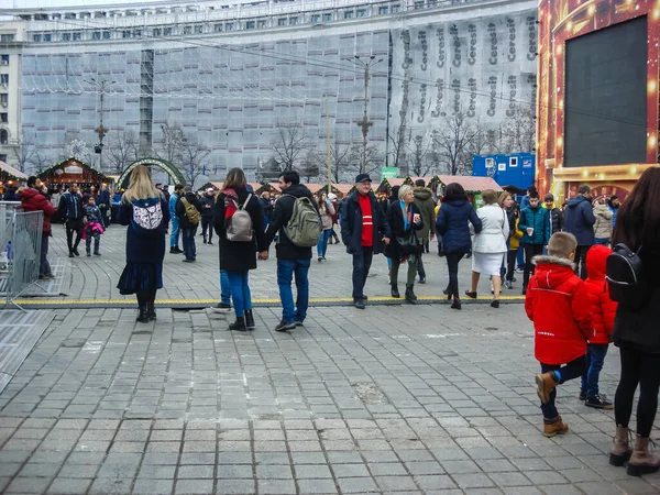 Ozdobione ogromne choinki, światła, dekoracje, gorące wino, ho — Zdjęcie stockowe