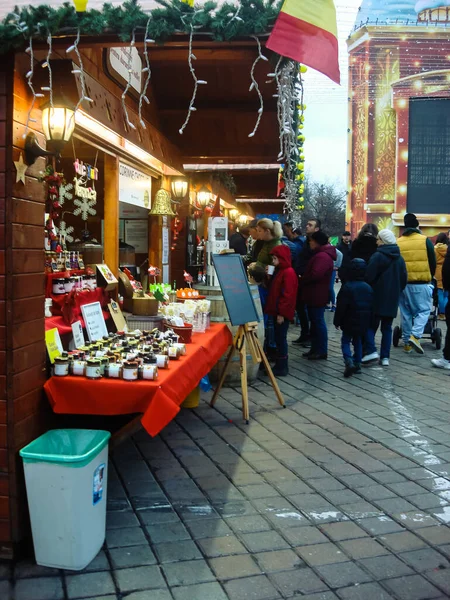 Geschmückter riesiger Weihnachtsbaum, Lichter, Dekorationen, Glühwein, — Stockfoto