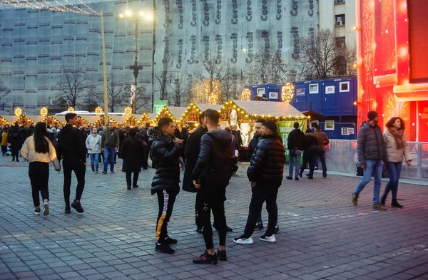 Ozdobione ogromne choinki, światła, dekoracje, gorące wino, ho — Zdjęcie stockowe