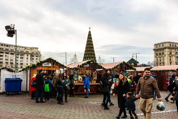 Mercado de Navidad de Bucarest frente al Palacio del Parlamento , — Foto de Stock