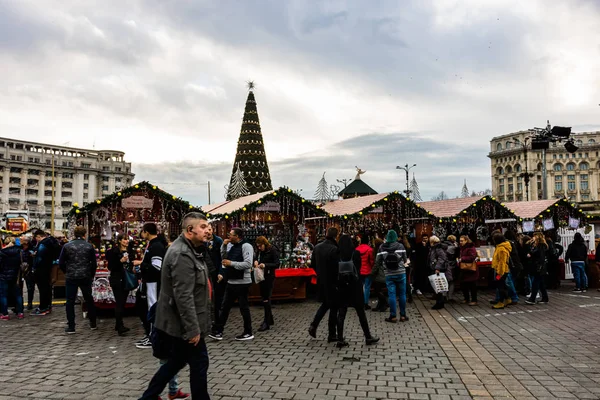 Mercado de Navidad de Bucarest frente al Palacio del Parlamento , — Foto de Stock