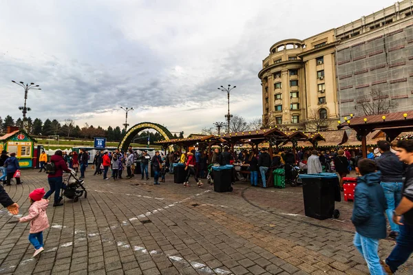 Mercado de Natal de Bucareste em frente ao Palácio do Parlamento , — Fotografia de Stock
