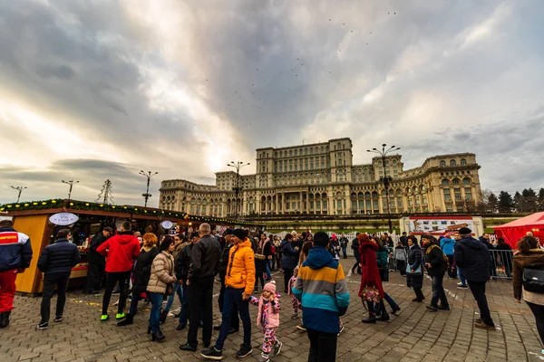 Rynek świąteczny w Bukareszcie przed Pałacem Parlamentu, — Zdjęcie stockowe