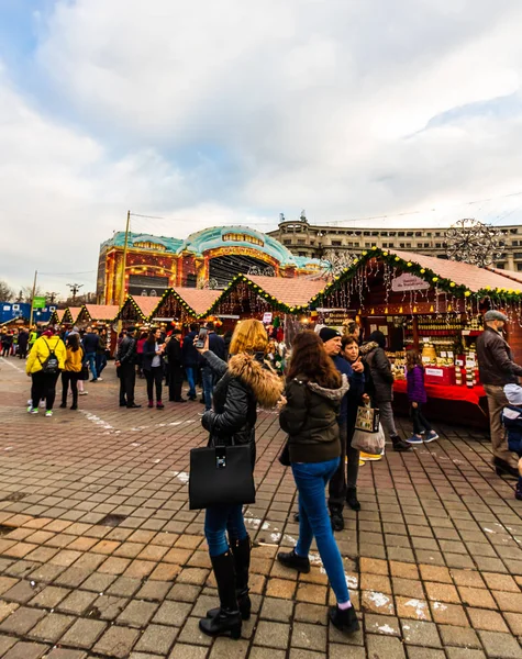 Mercado de Natal de Bucareste em frente ao Palácio do Parlamento , — Fotografia de Stock