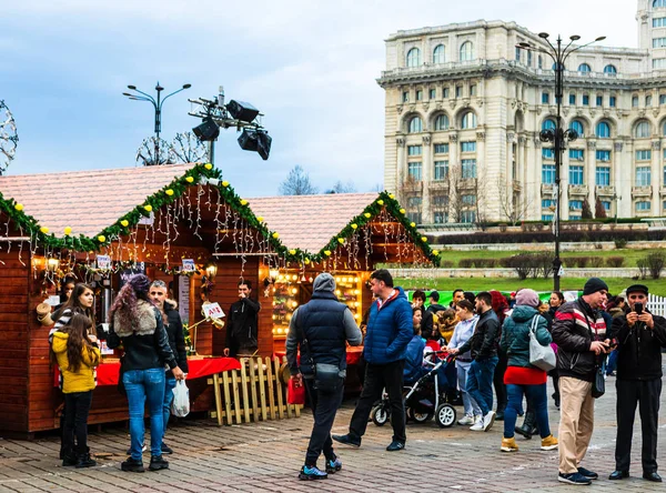 Mercado de Navidad de Bucarest frente al Palacio del Parlamento , — Foto de Stock