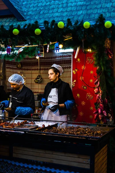 Kerstmarkt van Boekarest voor het Paleis van het Parlement, — Stockfoto