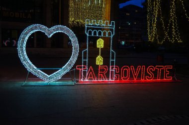 Noel ağacı ve ışıklar Targoviste 'de kış tatili pazarında
