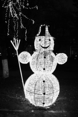 Noel ağacı ve ışıklar Targoviste 'de kış tatili pazarında