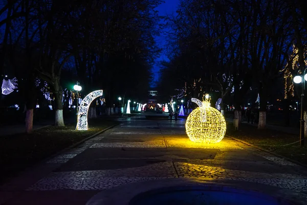 Christmas tree and lights in winter holiday market of Targoviste — Stock Photo, Image