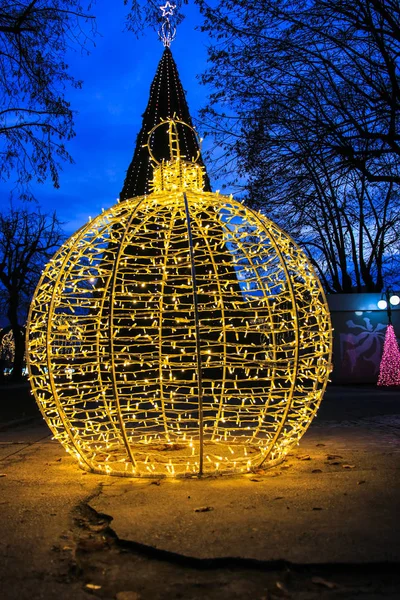 Árbol de Navidad y luces en el mercado de vacaciones de invierno de Targoviste —  Fotos de Stock