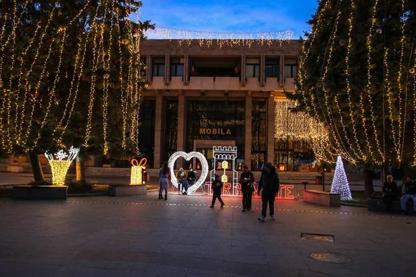 Árvore de Natal e luzes no mercado de férias de inverno de Targoviste — Fotografia de Stock