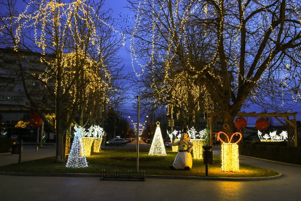 Arbre de Noël et lumières dans le marché de vacances d'hiver de Targoviste — Photo