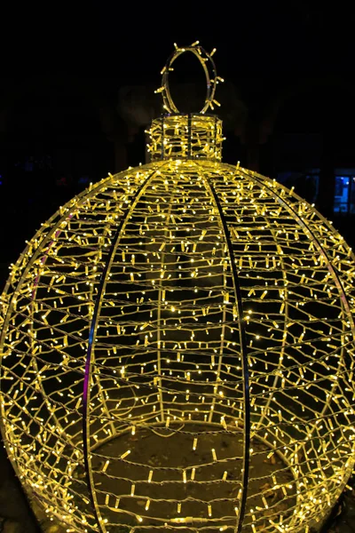 Árbol de Navidad y luces en el mercado de vacaciones de invierno de Targoviste — Foto de Stock