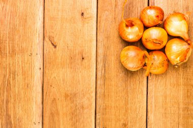 Ahşap arkaplan, üst görünüm, kopyalama alanı üzerindeki soğanların ayrıntılı görünümü