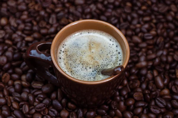 Taza de café con granos de café tostados sobre fondo rojo, café c — Foto de Stock
